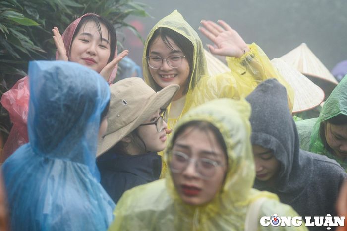  Các bạn trẻ lưu lại khoảnh khắc chinh phục chùa Đồng Yên Tử trong ngày đầu tiên khai hội. 