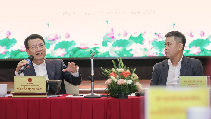 Bộ trưởng Bộ TT&TT Nguyễn Mạnh Hùng và Tổng biên tập báo VietNamNet Nguyễn Văn Bá trong phần giao lưu với cán bộ, nhân viên. Ảnh: Lê Anh Dũng