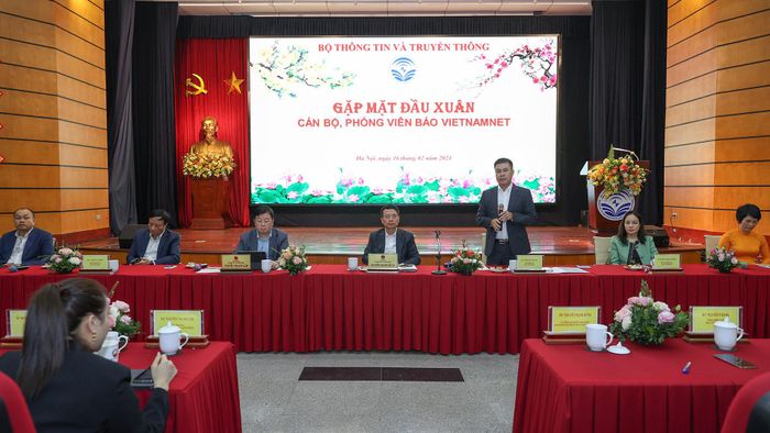 Lãnh đạo Bộ TT&TT và ban biên tập báo VietNamNet giao lưu với cán bộ, công nhân viên. Ảnh: Lê Anh Dũng