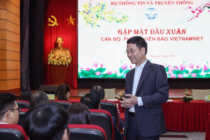 Bộ trưởng Nguyễn Mạnh Hùng giao lưu với tập thể phóng viên, biên tập viên và nhân viên báo VietNamNet. Ảnh: Lê Anh Dũng