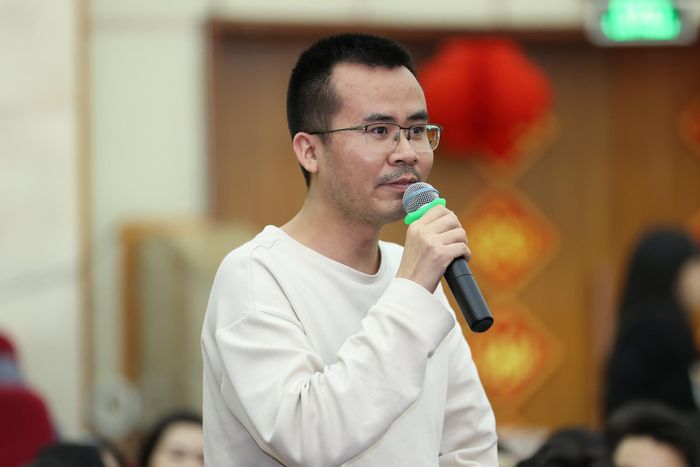Phát triển công nghệ số, đổi mới sáng tạo số là một trong những ưu tiên hàng đầu của báo. Trong ảnh: Giám đốc Trung tâm Công nghệ Hoàng Văn Sáng chia sẻ quá trình xây dựng quá trình phát triển ứng dụng công nghệ số phục vụ hoạt động báo chí. Ảnh: Lê Anh Dũng.