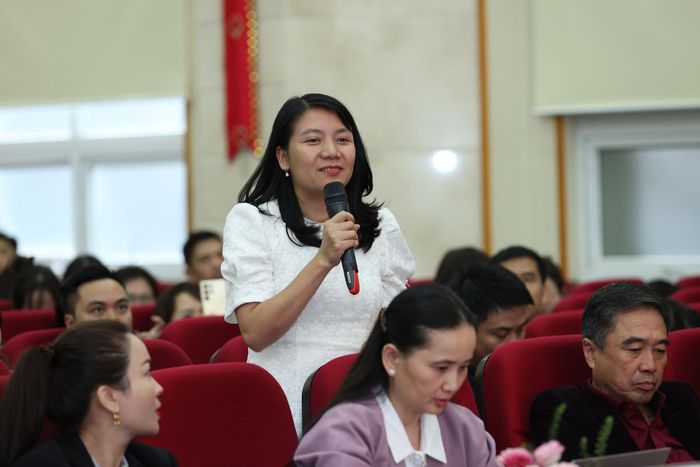 Trưởng ban Giáo dục Nguyễn Thị Ngọc Trang chia sẻ kinh nghiệm thành công khi dám nhận việc mới, việc khó. Ảnh Lê Anh Dũng