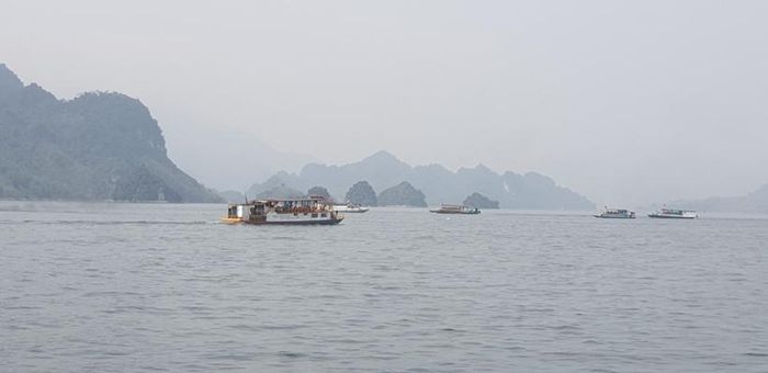  Quang cảnh nhìn từ xa, lòng hồ Hòa Bình giống như một vịnh Hạ Long thu nhỏ.