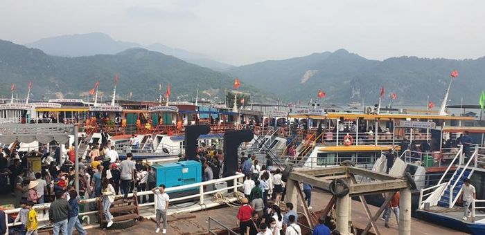  Tại khu vực đền Chúa Thác Bờ, tàu du lịch đậu san sát.