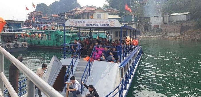  Tuy nhiên sau khi dời đền Chúa Thác Bờ, nhiều du khách đã không sử dụng áo phao khi ngồi trên tàu.