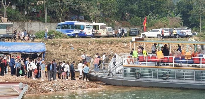  Sau nhiều phút đợi chờ, du khách cũng được lên tàu.