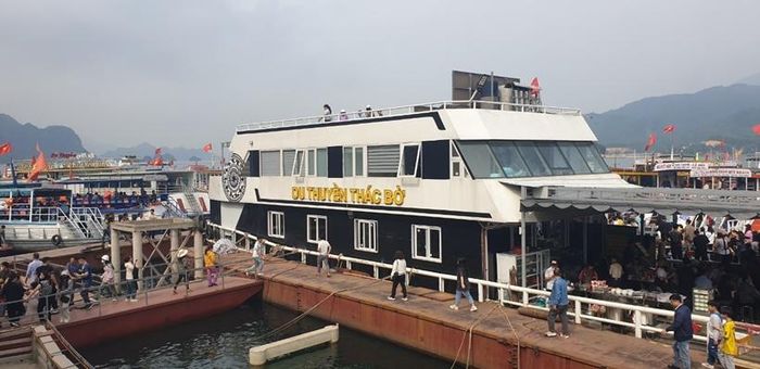  Ngoài các tàu du lịch còn xuất hiện cả một chiếc du thuyền hiện đại.