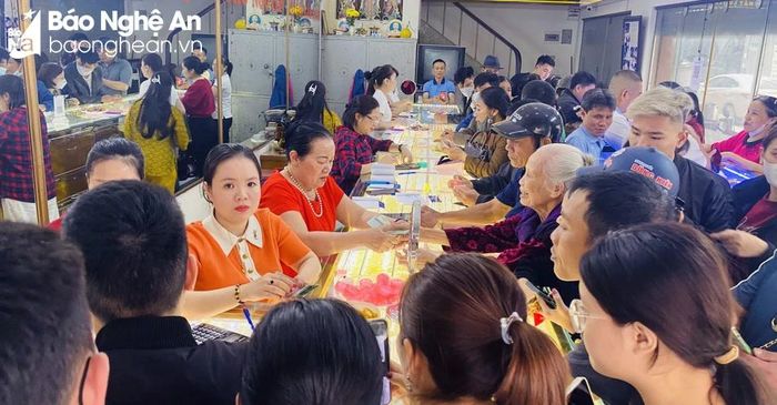  Để phục vụ nhu cầu người dân, các tiệm vàng đã chuẩn bị sẵn nguồn hàng để cung ứng. Ảnh: Q.A 