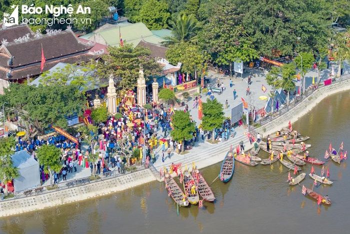  Du khách về chiêm bái đền Hoàng Mười (Hưng Nguyên). Ảnh: Hồ Đình Chiến 