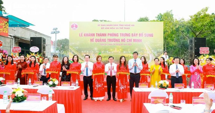  Các đồng chí lãnh đạo tỉnh cắt băng khánh thành Phòng trưng bày bổ sung về Quảng trường Hồ Chí Minh. Ảnh: Thành Duy 