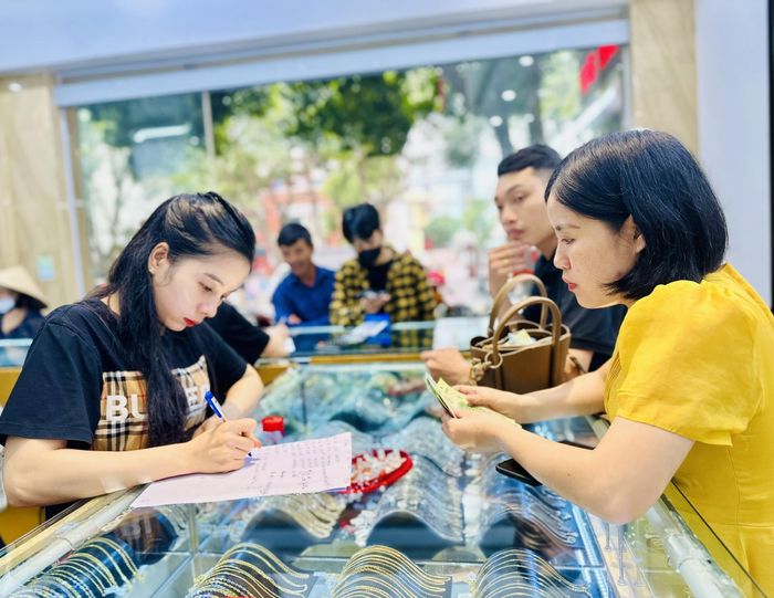 Chị Đậu Tình (trú tại TP.Hà Tĩnh) cho hay, năm nay, chị mua 1 nhẫn tròn vàng 9999 để lấy may trong ngày vía Thần Tài.