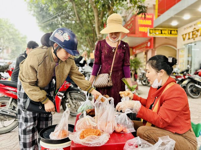 Cạnh các điểm bán vé xổ số, những điểm bán xôi, thịt quay cũng rất đông khách.