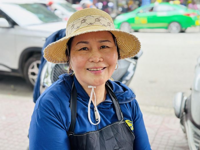 Bà Ngô Thị Út (SN 1958, trú phường Tân Giang, TP.Hà Tĩnh) cho biết, năm nào bà cũng bán xôi, thịt quay, tôm luộc và trứng tại điểm trên trục đường Nguyễn Công Trứ.
