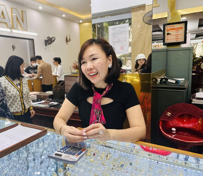Chị Diệu Huyền, chủ tiệm vàng Mai Xuân cho hay, năm nay, người dân không tập trung mua vàng vào ngày vía Thần Tài mà từ những ngày đầu năm mới, cửa tiệm của chị đã bán ra số lượng lớn vàng miếng, nhẫn tròn, đặc biệt là trang sức được người dân chọn mua rất nhiều.