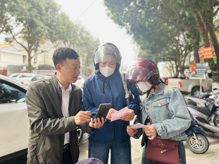 Nhiều khách hàng tìm hiểu về cách rà số trúng thưởng.