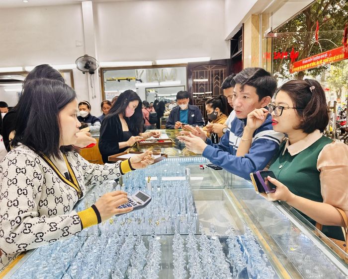Vợ chồng anh Nguyễn Xuân Hào (SN 1984, trú phường Nguyễn Du, TP.Hà Tĩnh) đến tại tiệm vàng Mai Xuân để chọn mua trang sức.