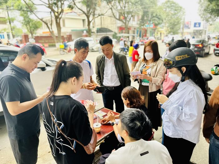 Người dân đổ xô đến những điểm mua vé xổ số trong ngày vía Thần Tài.