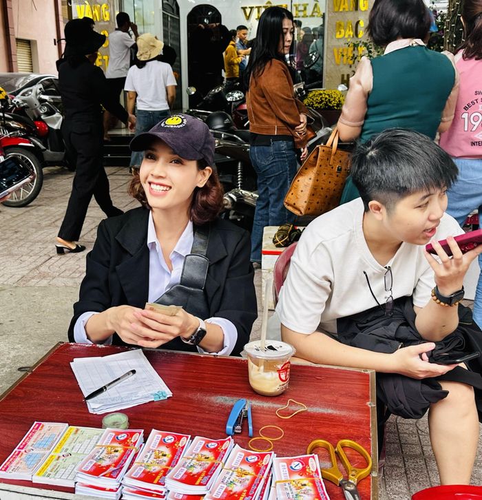 Chị Lê Thị Kim Yến (SN 1987, trú khối 7, phường Nam Hà, TP.Hà Tĩnh) cho biết, từ 6h sáng nay, chị bắt đầu mở bán nhưng tới nay khách vẫn không ngớt.