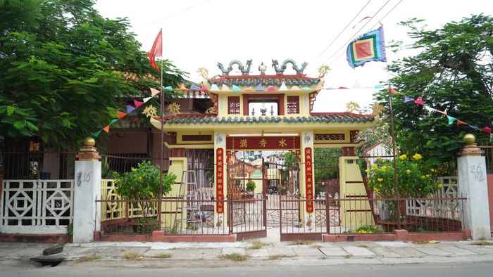 Cổng Đình Vạn Thủy Tú, thành phố Phan Thiết. (Ảnh: Đắc Phú).