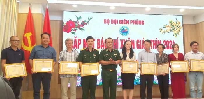 Thiếu tướng Nguyễn Hoài Phương, Phó Tư lệnh Bộ đội Biên phòng trao bằng khen của Bộ tư lệnh Bộ đội Biên phòng cho cán bộ, phóng viên, biên tập viên các cơ quan báo chí có thành tích xuất sắc trong công tác tuyên truyền trong năm 2023