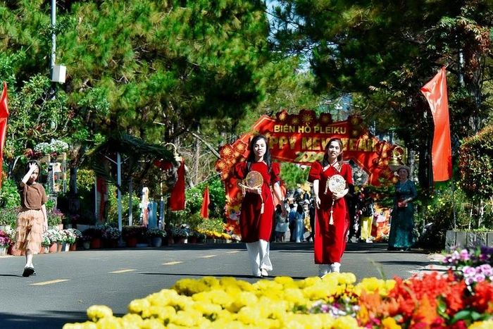 Du khách diện áo dài du xuân tại thắng cảnh Biển Hồ (TP. Pleiku). Ảnh: Đức Thụy