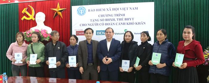 Lãnh đạo BHXH tỉnh và huyện Tam Nông trao tặng sổ BHXH, thẻ BHYT cho người có hoàn cảnh khó khăn trên địa bàn huyện.