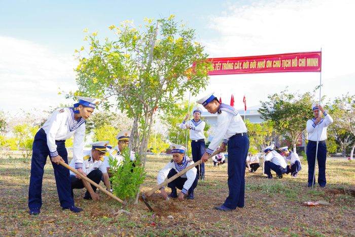 Cán bộ, chiến sĩ vùng 2 Hải quân chăm sóc cây xanh