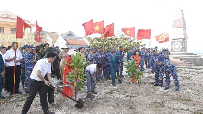 Chiến sĩ đảo Đá Tây trồng cây bàng vuông