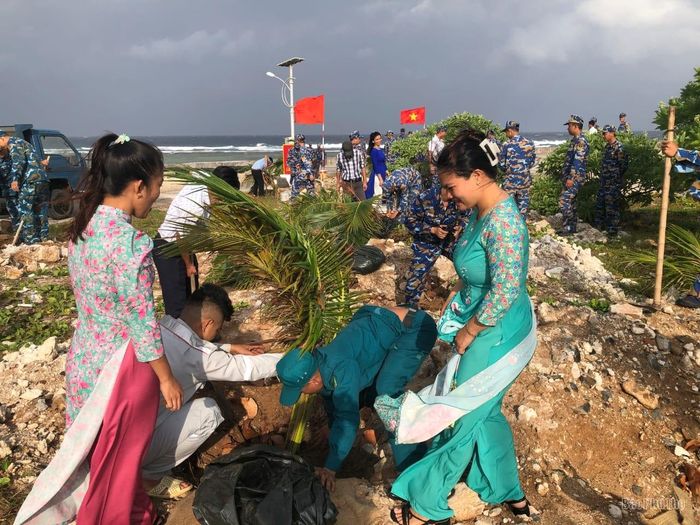 Các chiến sỹ và người dân tham gia trồng cây tại huyện đảo Trường Sa