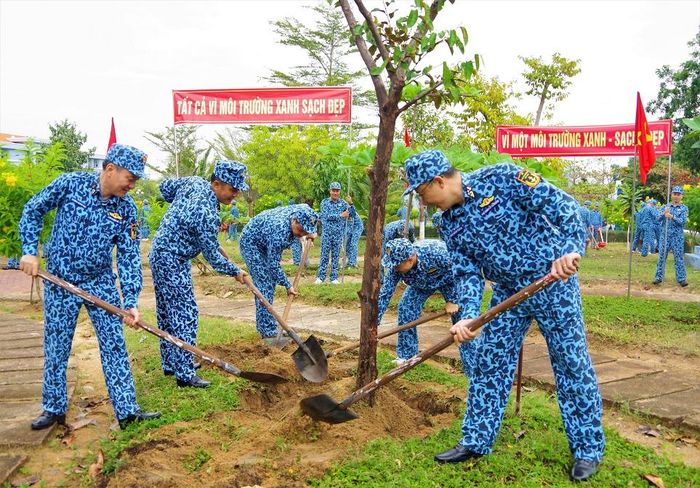 Trồng cây vú sữa tại Lữ đoàn 189 Hải quân
