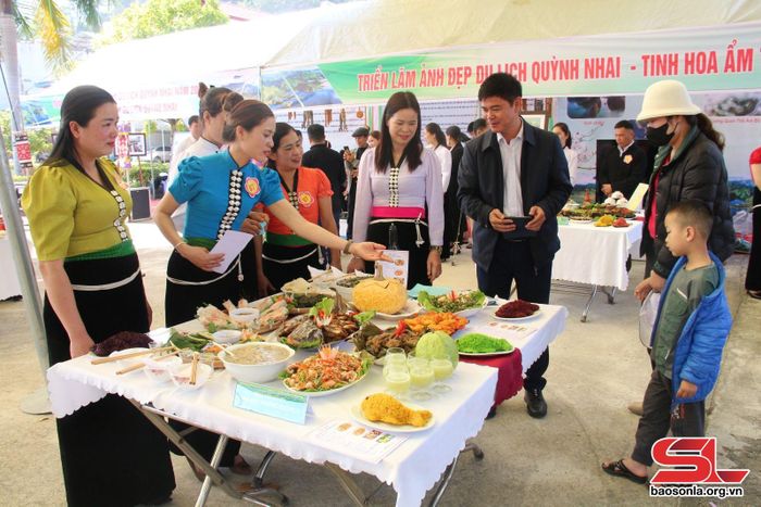 Du khách tham quan hội thi ẩm thực.