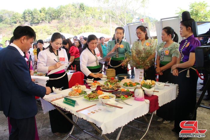 Ban Giám khảo chấm điểm mâm cỗ dự thi.