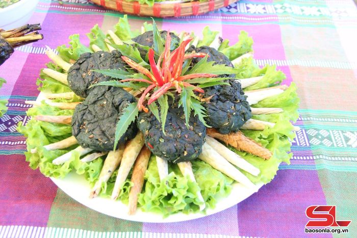 Lạ miệng với món rêu đá nướng.