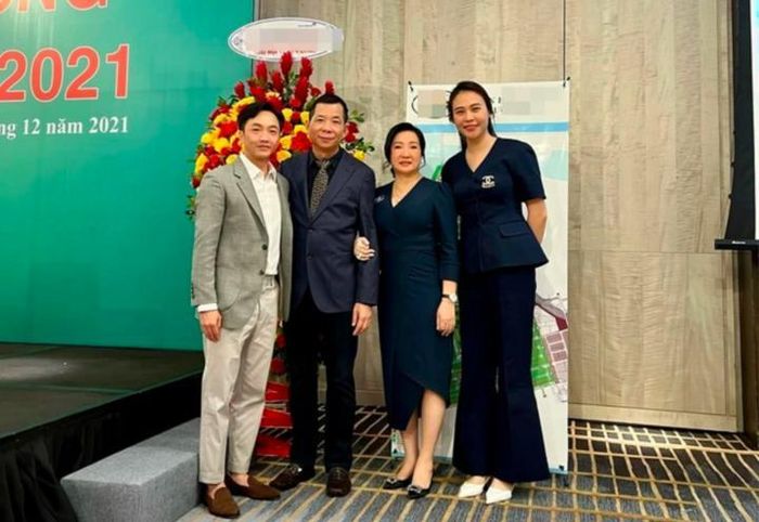 Sau khi kết hôn, Đàm Thu Trang được nhận xét là một nàng dâu khéo léo, thông minh và biết cư xử. Về mối quan hệ với nhà chồng, thời gian đầu, cựu người mẫu khá kín tiếng và hạn chế chia sẻ công khai. Tuy nhiên, thỉnh thoảng cô cũng chia sẻ nhưng hình ảnh bên bố mẹ chồng và lập tức gây sốt trên mạng xã hội.