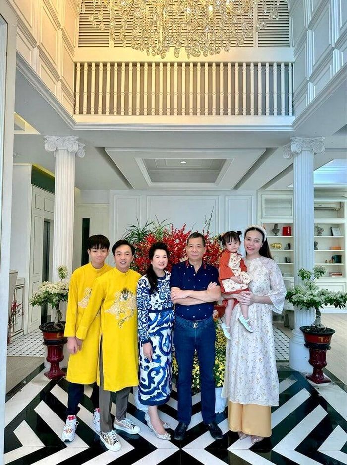 Các thành viên cùng nhau ghi lại những khoảnh khắc ấm áp.