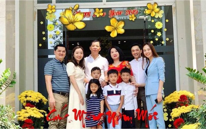 Khi nói về mẹ chồng, người đẹp sinh năm 1989 thường gọi thân mật là "mẹ đẹp" hay bà nội Suchin (tên ở nhà của con gái cô).