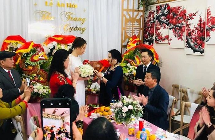 Trong lễ ăn hỏi, doanh nhân Như Loan trao nhẫn và dành cho con dâu cái ôm ấm áp, tình cảm. Trong lễ cưới, Thu Trang cũng bày tỏ tình cảm với mẹ chồng: “Con cảm ơn mẹ Loan đã dạy con nhiều điều. Từ lâu, con đã coi mẹ là người mẹ thứ hai của mình”.