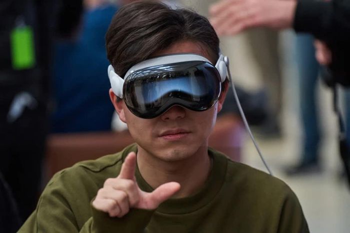 Vision Pro có tỉ lệ trả hàng tương tự iPhone dòng thường. Ảnh: Bloomberg.