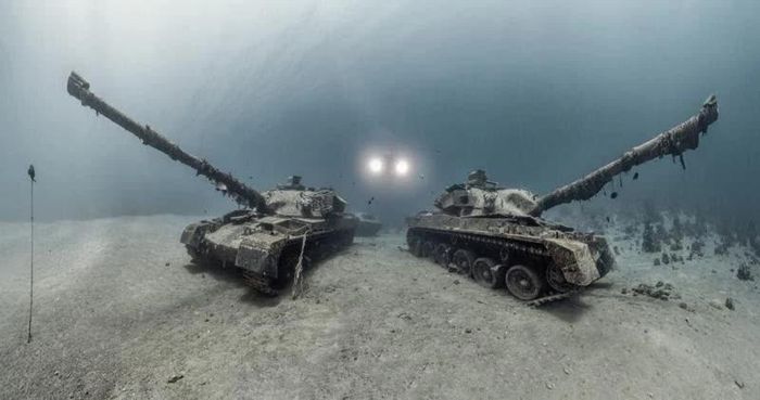  Martin Broen (Mỹ) đã thắng giải Wrecks với bức ảnh hai xe tăng Chieftain chụp bằng ống kính mắt cá, tại bảo tàng quân sự dưới nước ngoài khơi bờ biển Aqaba, Jordan. Các phương tiện mô phỏng đội hình chiến đấu tại một rạn san hô ở Biển Đỏ. 