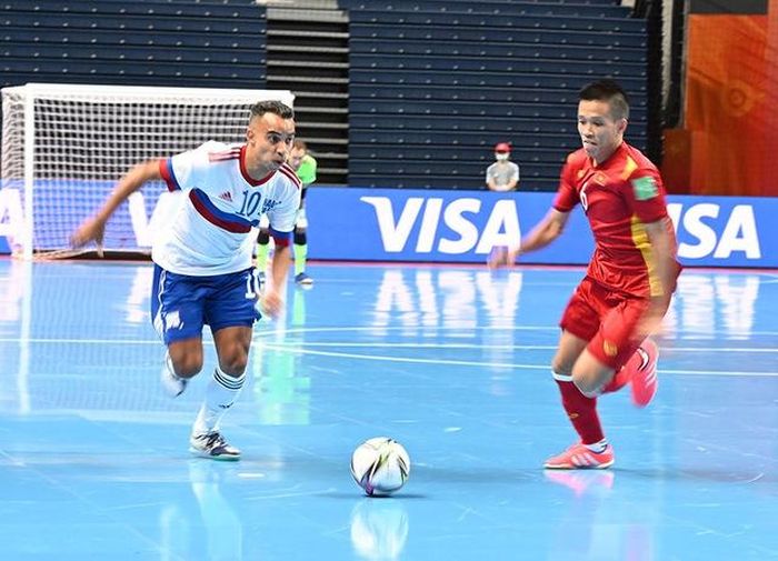 Đức Hòa (phải) ghi bàn ở trận gặp Nga tại FIFA Futsal World Cup 2021. Ảnh: VFF