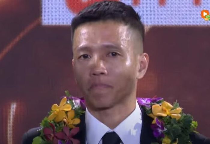 Đức Hòa là cầu thủ duy nhất rơi nước mắt vì xúc động khi được tôn vinh ở gala Quả bóng vàng Việt Nam 2023. Ảnh: Clip FPT