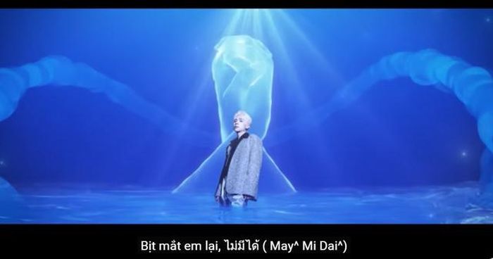 Trong MV "Thủy triều" Quang Hùng MasterD thể hiện bằng tiếng Việt có pha thêm một vài từ tiếng Thái Lan
