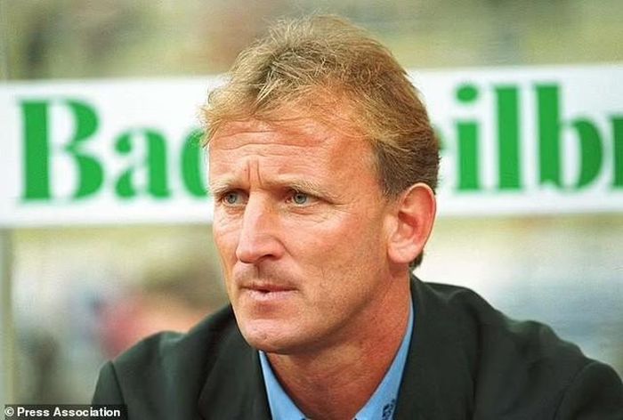 Hình ảnh Brehme khi còn làm huấn luyện viên của Kaiserslautern năm 2000. Ảnh: Press Association