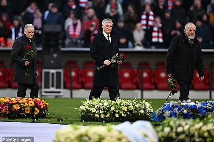 Brehme (trái) là một trong những huyền thoại đặt hoa tưởng nhớ Franz Beckenbauer tại Allianz Arena vào tháng trước. Ảnh: Getty Images