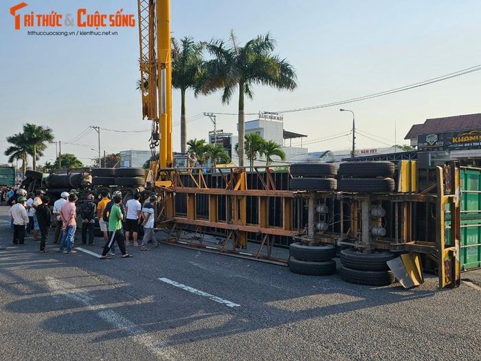 Các nhân chứng tại hiện trường cho biết, xe container lưu thông đến đoạn đường này thì bất ngờ tự lật nghiêng.