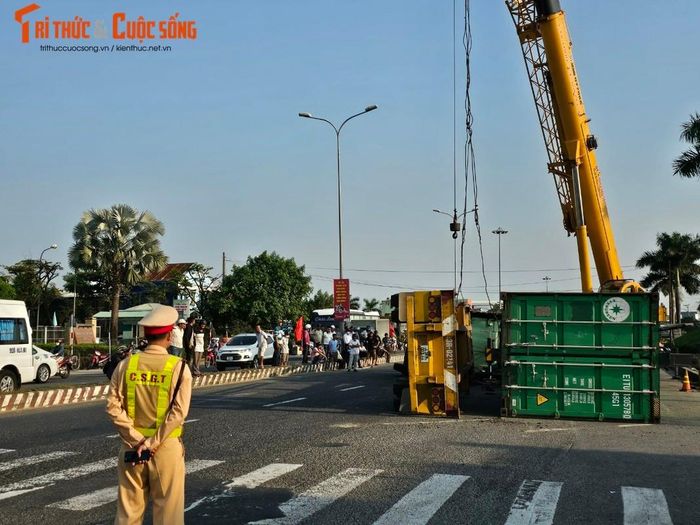Nguyên nhân xe container lật chắn ngang Quốc lộ 1A đang được làm rõ.