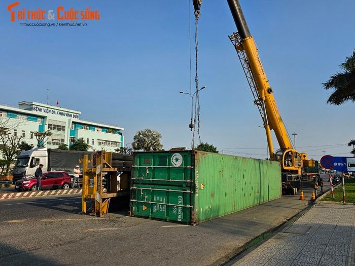 Nhận được tin báo, lực lượng chức năng đã đến hiện trường điều tiết giao thông và triển khai công tác cứu hộ, cứu nạn.