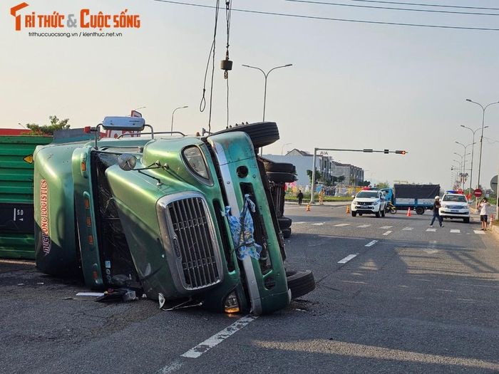 Theo thông tin ban đầu, vụ tai nạn xảy ra vào khoảng 16h chiều cùng ngày trên tuyến quốc lộ 1A, đoạn đi qua địa bàn phường Điện Nam Trung, thị xã Điện Bàn.