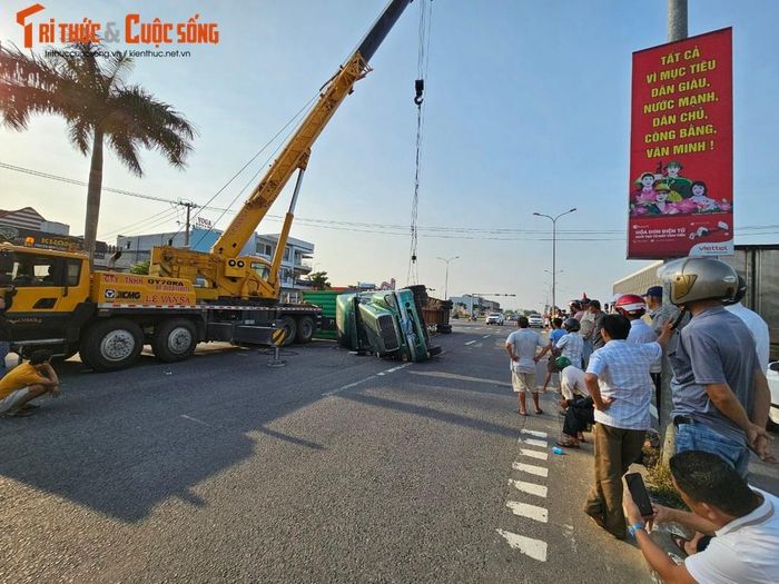 Xe cẩu tải hạng nặng được điều đến hiện trường.