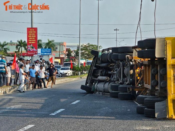 Đông đảo người dân hiếu kỳ tập trung theo dõi lực lượng chức năng cẩu tải phương tiện.